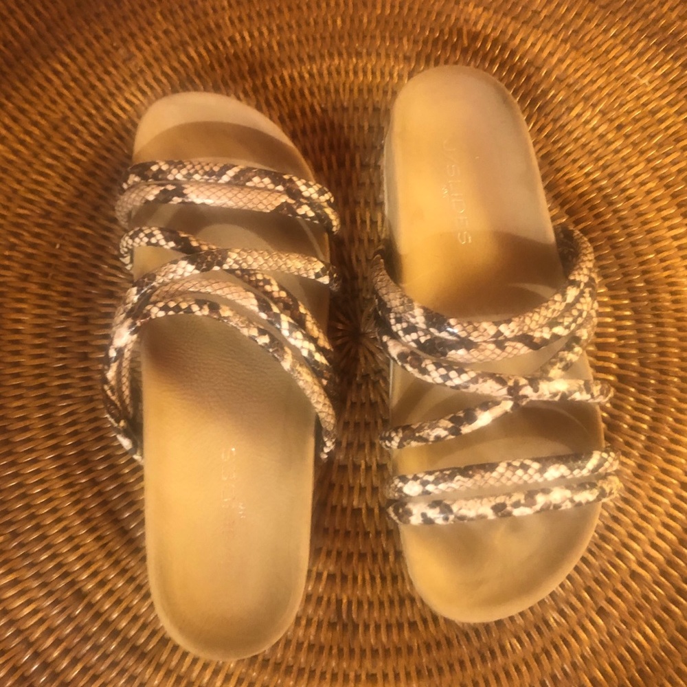 These are so cute!! Jungle/cami patterned slides